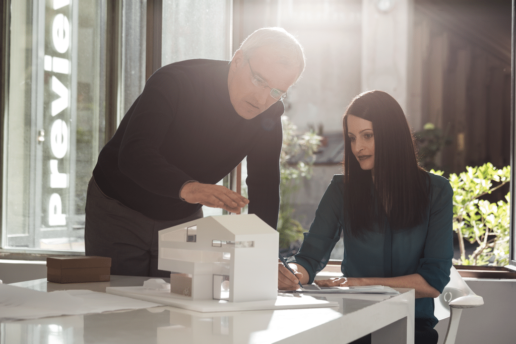 Ein Mann und eine Frau vor einem Architekturmodell