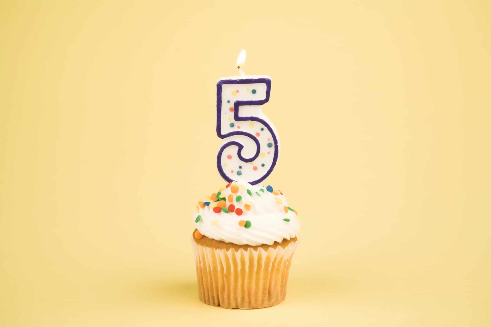 Cupcake mit Zahlenkerze zum 5. Geburtstag
